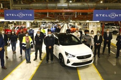 Opel va celebrar aquest esdeveniment tan especial entregant el vehicle al client a la mateixa planta de producció de la capital d'Aragó.