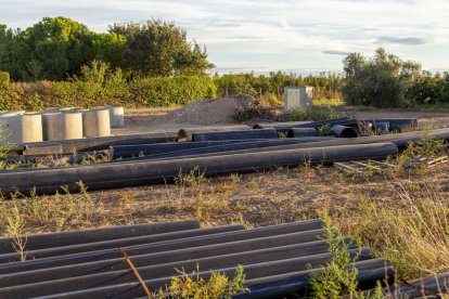 Tuberías sobrantes en las obras de modernización del riego de l’Horta, en la partida de Butsènit, en Lleida