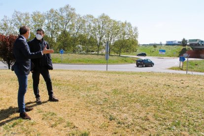 El subdelegat del govern de l'Estat a Lleida, José Crespín, amb l'alcalde de Torre-serona, Agustí Jiménez, amb l'autovia A-2 al fons.