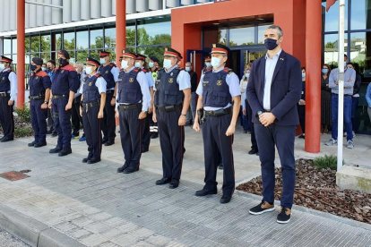 Minut de silenci pel caporal mort - En totes les comissàries dels Mossos es va guardar ahir un minut de silenci en memòria del caporal que va morir dimarts durant un entrenament en una cova a Matadepera. A la de Lleida (a la foto) va participar e ...