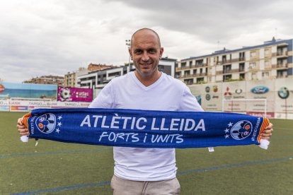 Josep Maria Turull posa amb una bufanda del seu nou club, l’Atlètic Lleida.