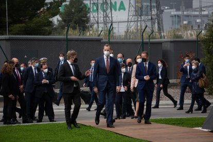 Felipe VI con Wayne Griffiths, presidente de Seat. A la derecha, el líder de Volkswagen, Herbert Diess.