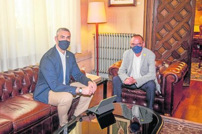 Bernat Solé y Miquel Pueyo, ayer durante la reunión.