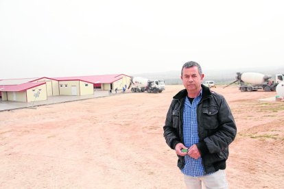 Filella supervisant els últims treballs a les instal·lacions.