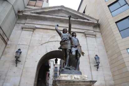 La estatua que preside el Arc del Pont y que desde 2017 está “incompleta” por la lanza desaparecida. 