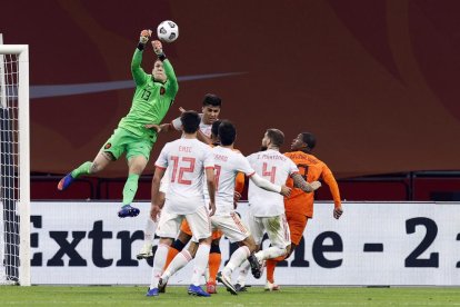 Unai Simón despeja un balón aéreo durante el encuentro.