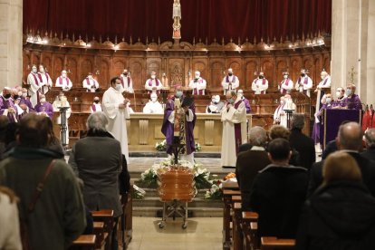 Funeral a la tarda a la Catedral, després que al matí se n’oficiés un de tan sols per a sacerdots.