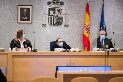 El magistrado Alfonso Guevara, en el centro, protagonizó ayer una nueva polémica.