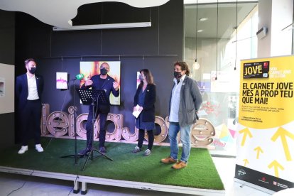 Acto de presentación del nuevo Carnet Jove de Lleida, ayer en el Espai Jove de la calle La Palma.