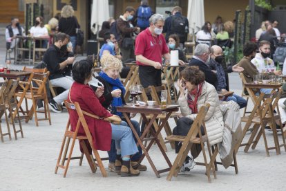 La terrassa d’un bar a Gijón, en vigílies de la Setmana Santa.