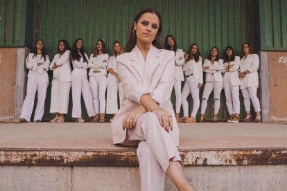 Júlia Sanfeliu, de nombre artístico Lia Auris, en el videoclip del tema ‘I’ll tell her’, grabado en Lleida.