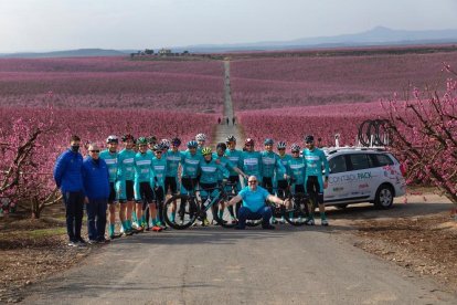 El equipo aprovechó uno de sus entrenamientos para fotografiarse entre la floración de los frutales.