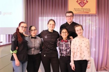 Seis jueces pusieron a examen el sabor y la técnica de los jóvenes aspirantes en la Escola d’Hoteleria i Turisme de Lleida. 