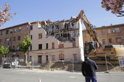 Un vecino observa como la retroexcavadora procede a la demolición del inmueble ayer por la mañana.