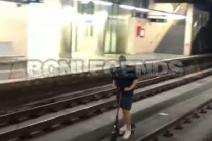 VÍDEO | Graven un noi anant en patinet elèctric per les vies del tren a Barcelona