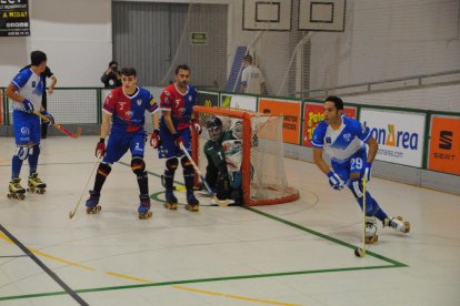 Jepi Selva condueix la bola davant l’atenta mirada del lleidatà de l’Igualada, Aleix Marimon (dorsal 2), i Sergi Pla, autor del primer gol.