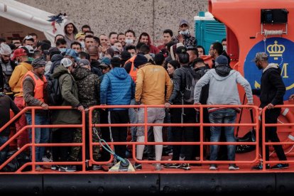 Un grup d’emigrants rescatats, el cap de setmana a Arguineguín, a l’illa de Gran Canària.