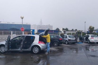 Conductores ayer en un lavadero de vehículos en Golmés.