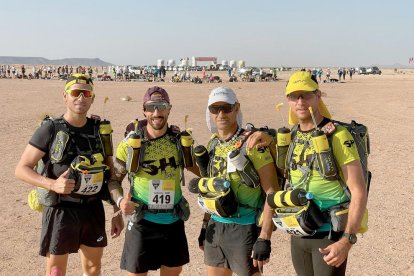 Los cuatro atletas leridanos que han participado en la Marathon des Sables.