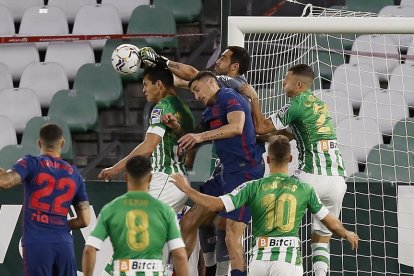 Claudio Bravo, meta del Betis, despeja un balón.