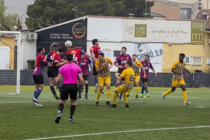 Dos jugadores del Tàrrega saltan para intentar rematar un balón ante la defensa del Sant Just.