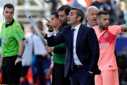 Ernesto Valverde da instrucciones, mientras se prepara Jordi Alba para entrar en el campo.