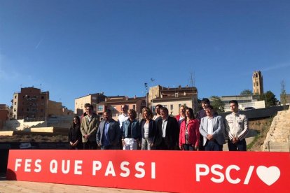 Mínguez y Batet, ayer, junto a otros miembros del PSC, en Lleida.