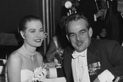 La actriz Grace Kelly y su esposo, el príncipe Rainiero de Mónaco.