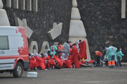 Atención a inmigrantes en al puerto de La Restinga, El Hierro.