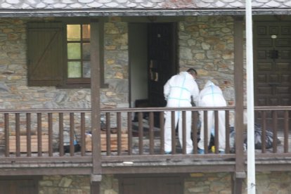 Agentes de la Policía científica ayer en la casa en Encamp.