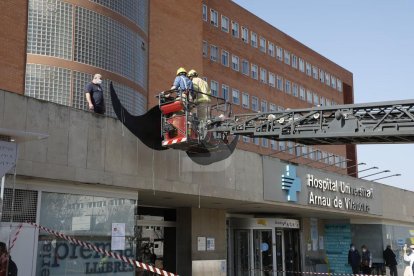 Els Bombers pengen un bigoti gegant a l'Arnau per donar visibilitat a la salut masculina