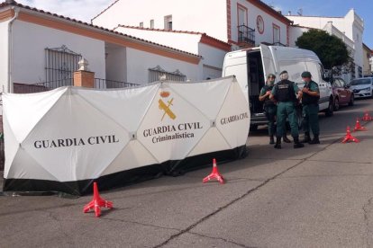 Agentes ante la casa del autor de la muerte de Manuela Chavero.