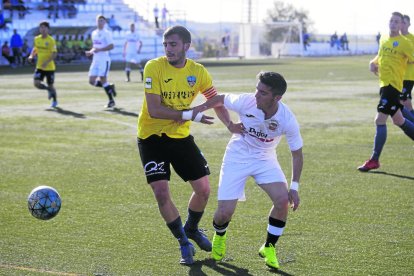 Pau Garcia trata de frenar a un atacante local.