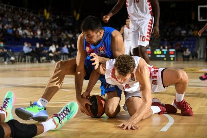 Oriola lluita per una pilota durant el partit d’ahir.