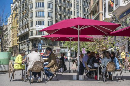 La terraza de un bar en el centro de València, el martes.