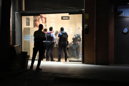 Agentes de Mossos y Guardia Urbana el lunes tras el atraco en el supermercado de Jeroni Pujades. 