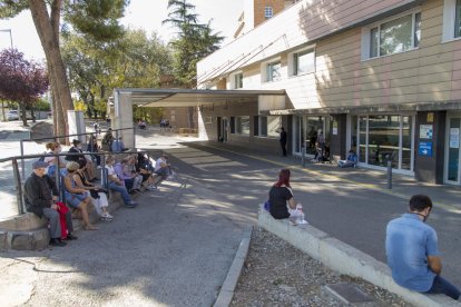 Acompañantes de pacientes de Urgencias esperando en el exterior.