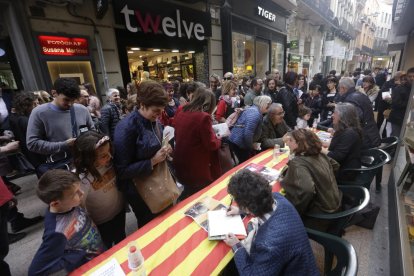 La calle Major se llenó ayer de lectores ávidos de firmas de Maria Barbal, Sílvia Soler, Gerard Quintana, Rafel Nadal y Marc Artigau.