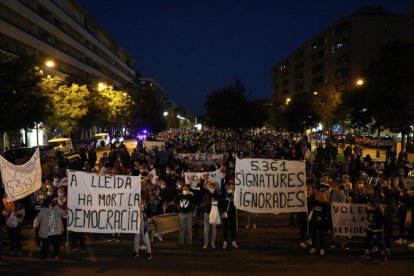 Més de cinc-centes persones es van manifestar ahir per reclamar una residència a Pardinyes i contra l’alberg projectat per la Paeria.