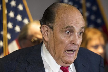 El sudor jugó una mala pasada a Rudy Giuliani, abogado de Trump, y deshizo el tinte de su pelo.