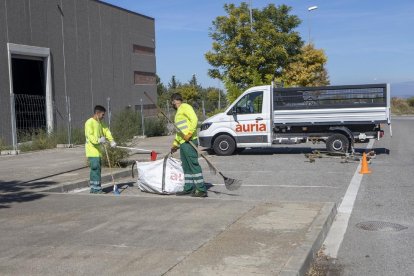 Los operarios de la Paeria de Cervera limpiando el polígono.