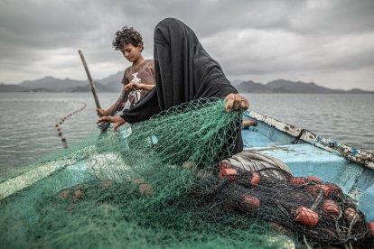 Un abrazo protegido con plástico para evitar contagios de covid-19, premio World Press Photo 2021