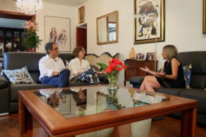 Gabriel Janer y su esposa, Alícia Mulet, conversan con Neus Albis.