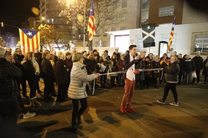 Decenas de personas cortaron ayer Ricard Vinyes e hicieron trucos para pedir libertad para los presos. 