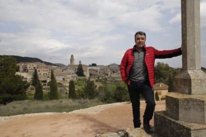 Arbós, a la creu de terme des de la qual es veu el poble.