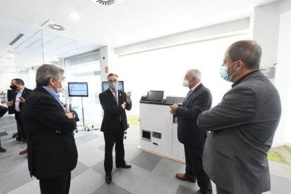 Tremosa durante su visita a la empresa CashDro de Torrefarrera.