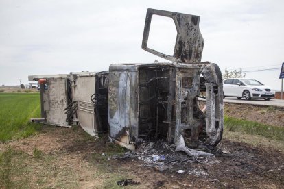 Un camió va quedar ahir calcinat al col·lidir amb un turisme a la C-53 a Bellcaire d’Urgell.