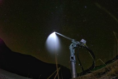 Un cañón fabrica nieve artificial de noche en Boí Taüll..