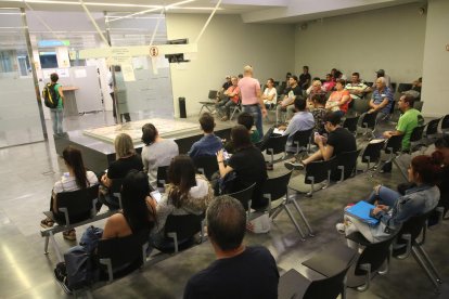 Sala de espera de la oficina del paro de la calle Acadèmia de Lleida.