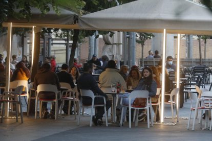 Des de dissabte és vigent la prohibició de reunió de més de sis persones, també a les terrasses.